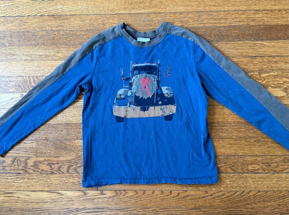 Hanna Andersson Boys' Holiday Truck & Wreath Shirt 8